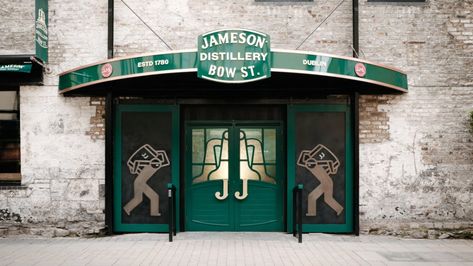 History of Jameson Distillery - Ireland's Favourite Whiskey Attraction Jameson Cocktails, Ireland Bucket List, Jameson Distillery, Jameson Whiskey, Guinness Storehouse, Whiskey Distillery, Jameson Irish Whiskey, Whiskey Brands, Whiskey Tasting