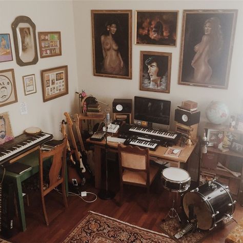 Cozy Home Studio Music, Tiny Home Studio Music, Music Studio Bedroom Small Spaces, Living Room Recording Studio, Music And Art Studio, Bedroom Recording Studio Setup, Retro Music Studio, Boho Music Studio, Home Studio Recording