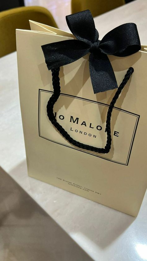 Facial Scrub Recipe, Jo Malone Perfume, Cute Travel Outfits, Coffee Shop Photography, Wedding Card Frames, Instagram Tutorial, 背景 シンプル, Candle Packaging, Perfume Gift