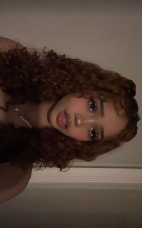 cute makeup for brown girls Makeup And Curly Hair, Pretty People Icons, Pretty Soft Makeup, Black Wet Hair Look, Black Bambi Beauty, Y2k Makeup Natural, Black Ppl Makeup, Makeup Looks For Curly Hair, Curly Hair Manifestation