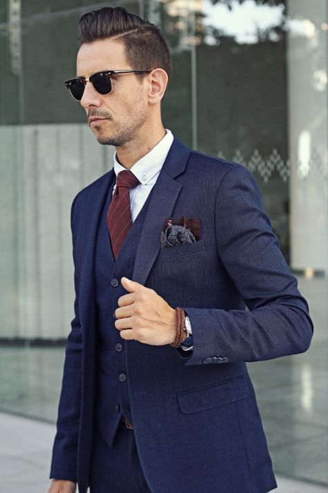 Mens fashion: 3 piece navy suit, burgundy tie, paisley pocket square, tan oxfords Fall Groomsmen, Man Tuxedo, Wedding Suits Men Blue, Blue Groomsmen Suits, Blue Groomsmen, Best Wedding Suits, Terno Slim, Groom Suits, Wedding Tux