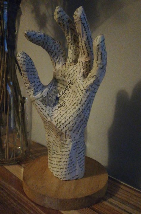 Hand Plaster Ideas, Paper Mache Hand Sculpture, Plaster Sculpture Ideas Art Projects, Paper Mache Designs Ideas, Cardboard And Paper Mache, Paper Mache Person, Cardboard Hand Sculpture, Paper Mache Craft Ideas, Paper Mashing Crafts