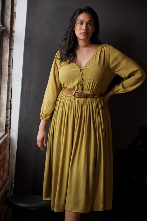 Plus Size Folklore Outfits, Autumn Outfits Aesthetic Plus Size, Flowy Plus Size Dress, Mid Size Dresses For Women, Flamboyant Natural Plus Size Outfit, Feminine Style Plus Size, Modest Plus Size Dresses, Curvy Dress Casual, Plus Size Corporate Outfits