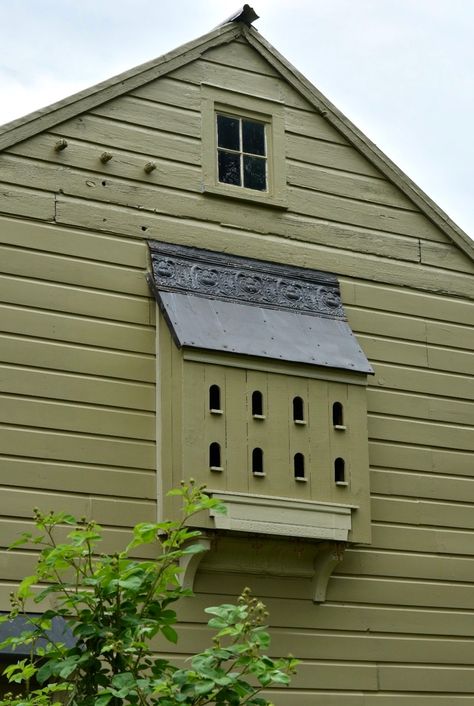 Dove Cote Plans, Arts And Crafts Garden, Barn Landscaping Ideas, Swallow House, Birdhouse Decor, Aesthetic Effect, Jennifer Lanne, Pigeon House, Birdhouse Ideas