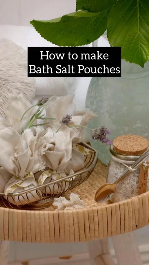 Make Bath Salts, Soap Making For Beginners, Diy Spa Gifts, Diy Bath Salt, How To Make Soap, Salt Gifts, Easy Soap Recipes, Bath Salts Recipe, Bath Salts Diy