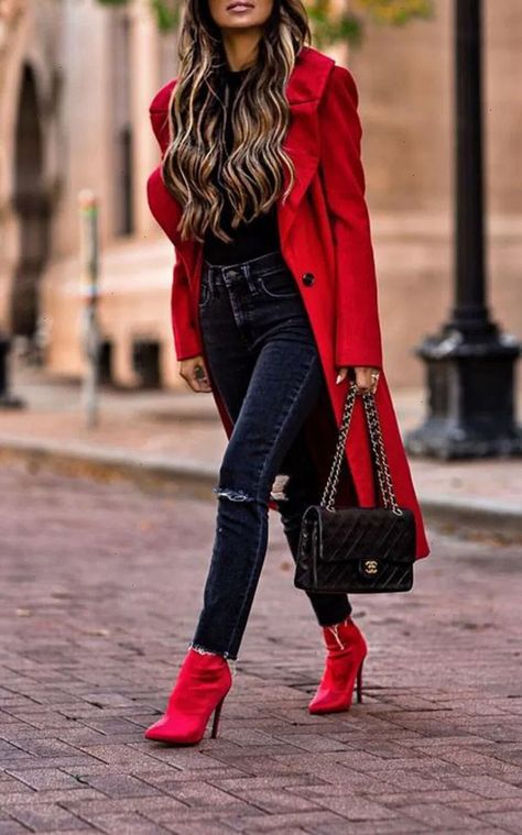 4c22bd444899d3b6047a10b20a2f26db Red Booties Outfit, Red Boots Outfit, Mantel Cape, Winter Outfits Ideas, Red Booties, Booties Outfit, Wardrobe Outfits, Pinterest Outfits, Red Outfit