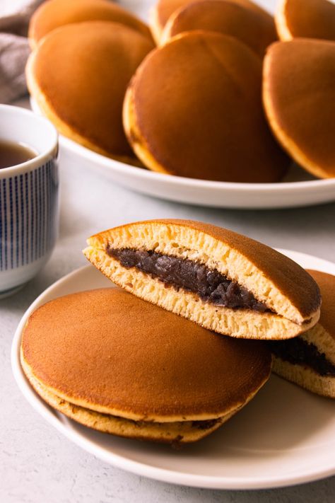 Dorayaki (どらやき) Japanese Red Bean Pancakes | Foodelicacy Doracake Japanese, Dorayaki Aesthetic, Japanese Breakfast Aesthetic, Japan Food Desserts, Japanese Cafe Food, Japanese Food Dessert, Japanese Dessert Aesthetic, Japanese Dorayaki, Aesthetic Japanese Food