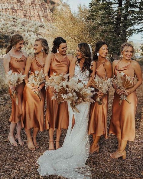 Wedding Idears • Instagram Copper Bridesmaid Dresses, Rusting Wedding, Tea Length Bridesmaid Dresses, Gold Bridesmaid Dresses, Bridesmaids Photos, Bridesmaid Dress Colors, Satin Bridesmaid Dresses, Theme Color, Bridesmaids And Groomsmen