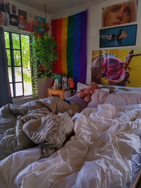 Bedroom Inspo Aesthetic Colorful, Queer Bedrooms, Lesbian Bedroom Ideas, Lesbian Bedroom, Pride Bedroom Ideas, Gay Room Aesthetic, Lgbtq Room Ideas, Gay Bedroom, Gay Room