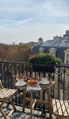 Balcony Breakfast Aesthetic, Balcony Design Apartment, French Balcony Ideas, Italian Balcony, Summer Balcony, Terrace Designs, Parisian Balcony, Barcelona House, Ugg Season