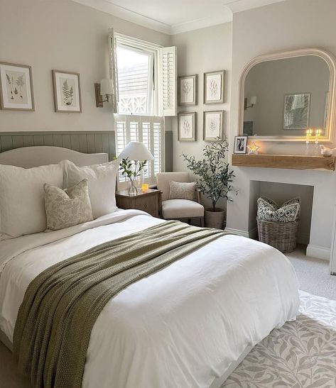 Warm Grey Bedroom, Cosy Bedroom Aesthetic, Long Bedroom Ideas, Grandma Room, Grandma House, Bedroom Ideas For Small Rooms Cozy, Sage Green Bedroom, Future Apartment Decor, Bedroom Decor Cozy