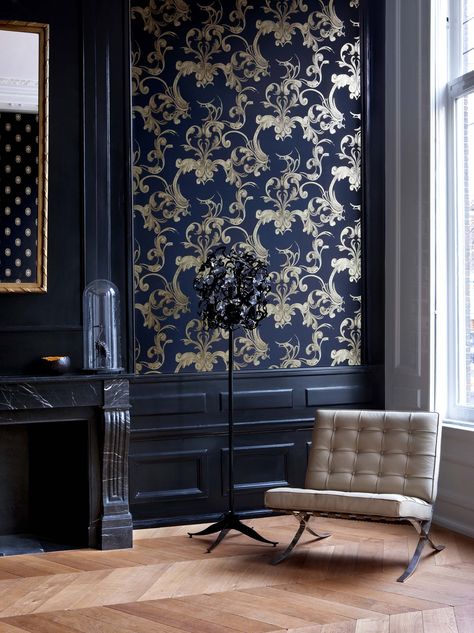 Everything You Need to Know About Victorian Style Victorian Wallpaper, Modern Victorian, Mid Century Modern Chair, Victorian Decor, Design Del Prodotto, Gold Wallpaper, Unique Wallpaper, Wallpaper Designs, Modern Wallpaper