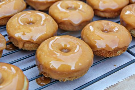 Homemade baked caramel macchiato donuts recipe Basic Doughnut Recipe, Caramel Doughnuts, International Delight Creamer, Easy Donuts, Future Chef, Baked Caramel, Homemade Doughnuts, Baked Donut Recipes, Donuts Recipe