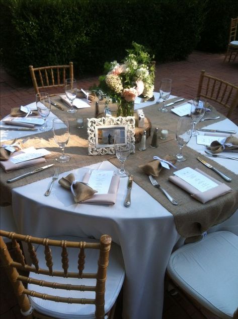 simple rustic table setting with burlap table runners, a wood slice and a floral centerpiece Burlap Table Decorations, Round Table Settings, Rustic Wedding Table Runners, Burlap Wedding Decorations, Round Wedding Tables, Rustic Table Setting, Round Table Decor, Rustic Wedding Table Decor, Deco Champetre