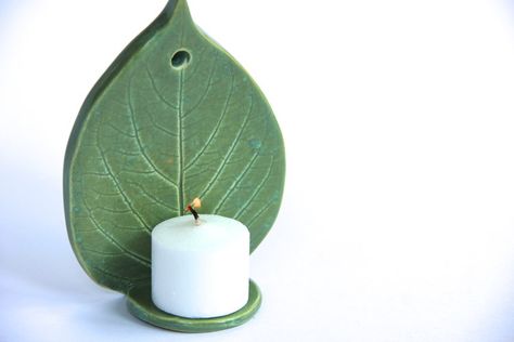 Easy Clay Sculptures, Leaf Candle Holder, Ceramic Leaf, Beginner Pottery, Diy Abstract Canvas Art, Ceramic Dinnerware Set, Air Dry Clay Projects, Hemma Diy, Pottery Handbuilding