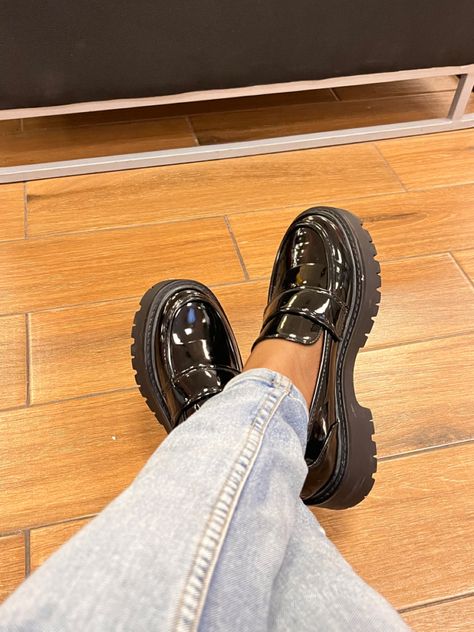 Bulky Shoes Outfit Women, Work Shoes Aesthetic, Formal Footwear For Women, Chunky Loafers Women, Loafers Shoes Outfit, Loafers Aesthetic, Chunky Heel Loafers, Chunky Loafer, Loafers Outfit