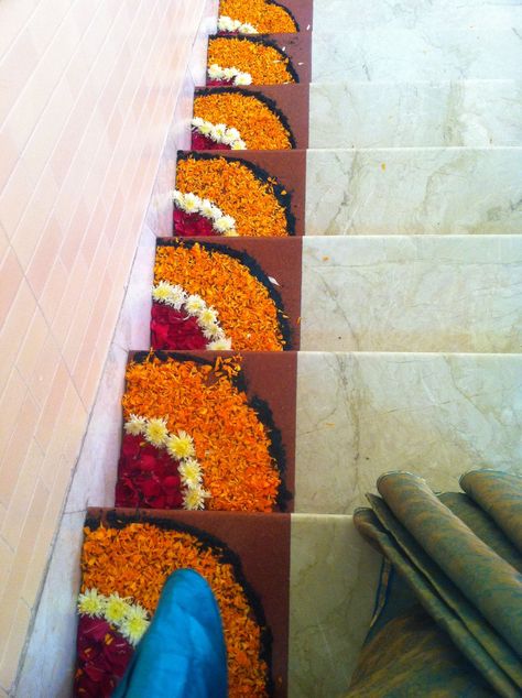 Flower Decoration On Stairs, Stairs Decoration With Flowers, Home Decor With Flowers Indian, Flower Rangoli For Janmashtami, Flower Decoration At Home For Pooja, Decoration For Kankupagla, Rangoli Designs By Flowers, Guruji Satsang Flower Decoration, Flower Welcome Decoration