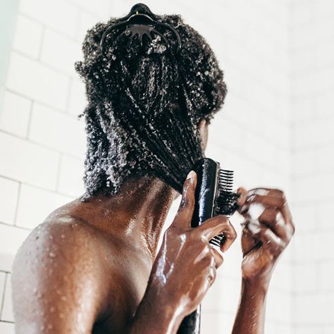 Washing Hair Black Women, Hair Product Aesthetic, How To Detangle Hair, Vida Aesthetic, Detangling Natural Hair, Natural Hair Care Routine, Afro Hair Care, Hair Doctor, Detangle Hair