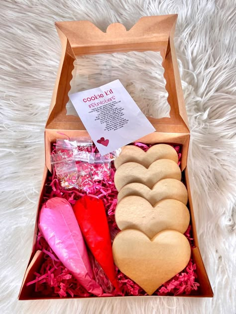 Valentines Cookie Kits, Ideas San Valentin Reposteria, Valentines Cakes And Cupcakes, Bakery Business Plan, Cookie Kits, Cookie Decorating Kit, Valentines Baking, San Valentine, Birthday Party Treats