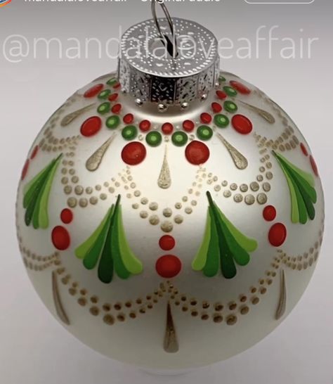 How To Paint Ornament Balls, Christmas Dot Mandala, Painting Christmas Balls, Dotting Patterns, Dot Ornaments, Diy Christmas Baubles, Christmas Ball Ornaments Diy, Homemade Christmas Ornaments Diy, Diy Christmas Ball