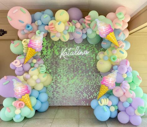 Ice Cream Balloons, Rainbow Balloon Arch, Ice Cream Party Theme, Ice Cream Party Decorations, Candy Theme Birthday Party, Deco Ballon, Candy Land Birthday Party, Birthday Party Background, Disco Theme