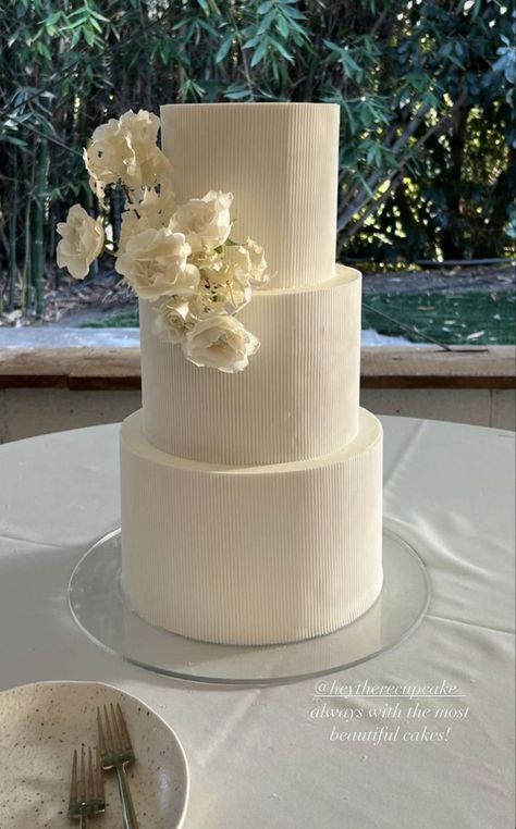 Classy Wedding Cakes, Wedding Cake Photos, Classic Wedding Cake, Gorgeous Wedding Cake, Simple Wedding Cake, Wedding Cake Inspiration, Wedding Mood Board, 7k Followers, Wedding Cake Designs