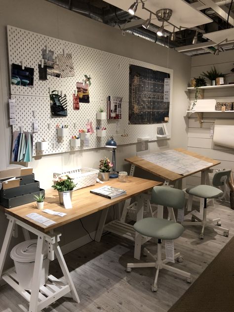 Design Studio Workspace Creative, Home Atelier Workspaces, Big Table Office, Home Atelier Ideas, Office And Hobby Room, Mittback Ikea Desk Hack, Graphic Design Office Studio, Graphic Design Studio Workspaces, Workshop Room Design