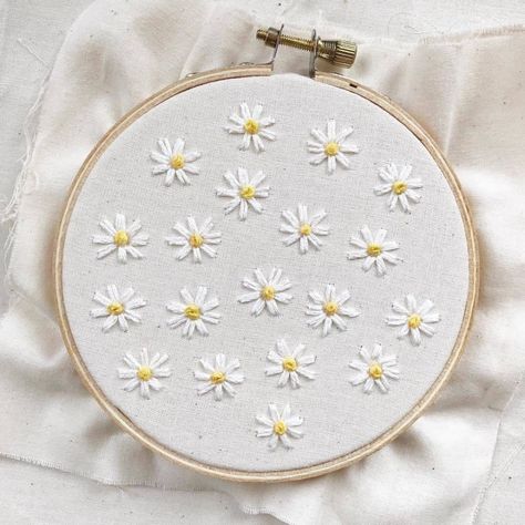 Simple Flower Embroidery Designs, Embroider Ideas, Daisy Embroidery, Digital Embroidery Patterns, Embroidery Wall Art, Floral Embroidery Patterns, Hand Embroidery Flowers, Butterfly Embroidery, Handwork Embroidery Design