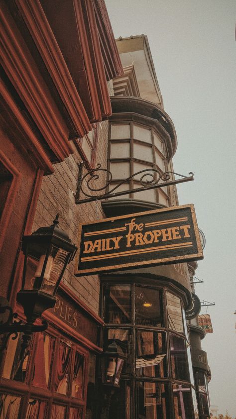 Daily Prophet Aesthetic, Harry Potter Fall Wallpaper, Harry Potter Autumn Aesthetic, Wizarding World Aesthetic, Harry Potter Fall Aesthetic, Gryffindor Wallpaper, The Quibbler, The Daily Prophet, Daily Prophet