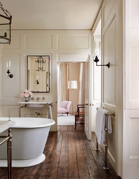 Interior Envy: 17th-Century House by Rose Uniacke — Dreams + Jeans 17th Century House, Rose Uniacke, London House, Georgian Homes, Dream Bathroom, World Of Interiors, Bath Tub, Historic Home, House Inspo