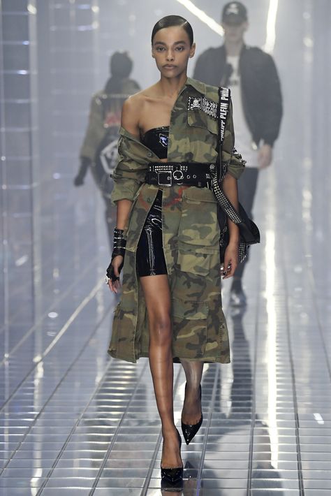 Military Inspired Fashion, Army Look, Runway Inspiration, Camouflage Fashion, Army Fashion, Clothes Dress, Philipp Plein, Fashion Show Collection, Stage Outfits