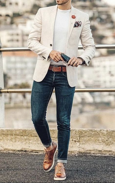 With white t-shirt, blue jeans, brown boots and belt | #mensclothing #blazer #blazerstyle #mensblazer #casualstyle Office Old Money, Mens Business Casual, Stil Masculin, Old Money Fashion, Fall Business, Mens Smart Casual Outfits, Blazer Outfits Men, Old Money Outfits, Mens Business Casual Outfits