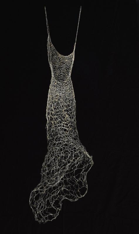 "Aurum Argentum" Wire Dress Sculpture, Wire Dress, Woven Wire Dresses Dress Sculpture, Neat Garden, Junk Kouture, Wire Dress, Sculpture Wire, Wire Sculptures, Textil Design, Dress Art, 3d Fashion