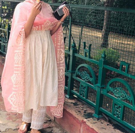 Wear white chikankari kurti with pink dupatta and you are good to go White Suit With Pink Dupatta, Contrast Dupatta, Pink Kurti, Pink Dupatta, Kurti Style, Chikankari Kurti, Chikankari Suits, Long Kurti, Outfit Check