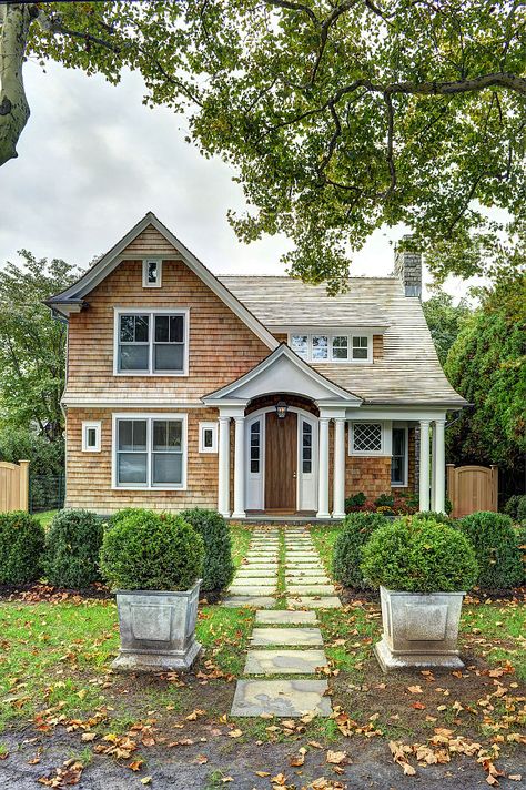 Shingle Cottage, Cottage Exterior, Casa Exterior, Coastal Interiors, Cottage Living, Coastal Cottage, Exterior House Colors, Cozy Cottage, Cottage Homes