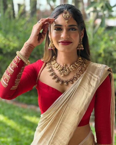 White Saree With Red Blouse, Shaadi Outfits, Gods Art, Saree And Blouse, Latest Blouse Designs Pattern, Latest Model Blouse Designs, New Saree Blouse Designs, Saree Draping, Traditional Blouse Designs