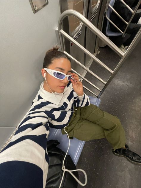 selfie con audífonos y lentes en el metro 0.5 Outfit Pics, Selfie Outfit Ideas, 0.5 Pics Aesthetic, .5 Selfie Ideas, Metro Photoshoot Ideas, 0 5 Selfie Ideas, Metro Poses, 0 5 Pictures Iphone Selfie, Subway Poses