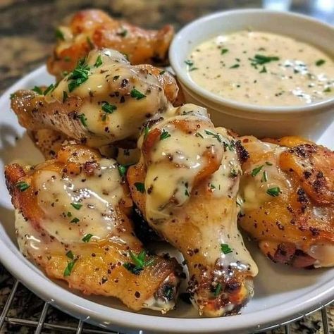 Cakes and recipes tutorials | Alfredo Chicken Wings | Facebook Creamy Garlic Parmesan Chicken, Creamy Garlic Chicken Recipes, Alfredo Chicken, Parmesan Chicken Wings, Garlic Parmesan Chicken Wings, Garlic Parmesan Sauce, Seared Chicken Breast, Creamy Garlic Chicken, Creamy Garlic Sauce