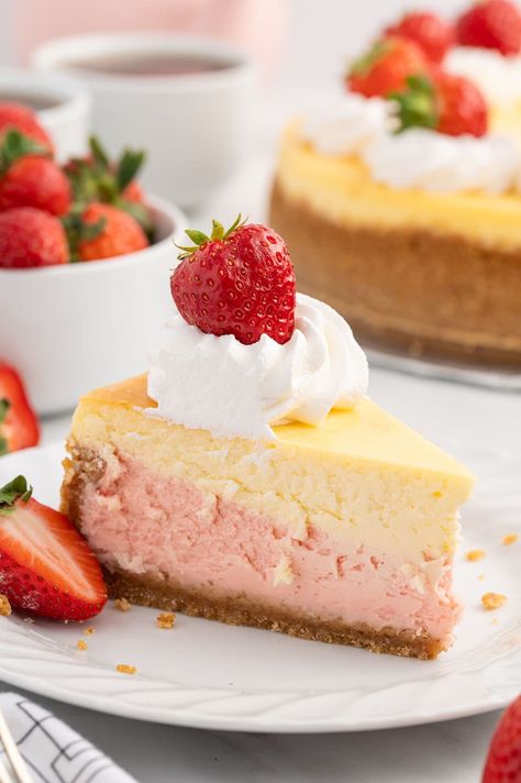 a slice of Strawberries and Cream Cheesecake on the plate. Baked Strawberry Cheesecake, Strawberries And Cream Cheesecake, Usa Dessert, Original Cheesecake Recipe, Original Cheesecake, Cherry Cookies Recipes, Whipped Cream And Strawberries, Cheesecake Slice, Cream And Strawberries