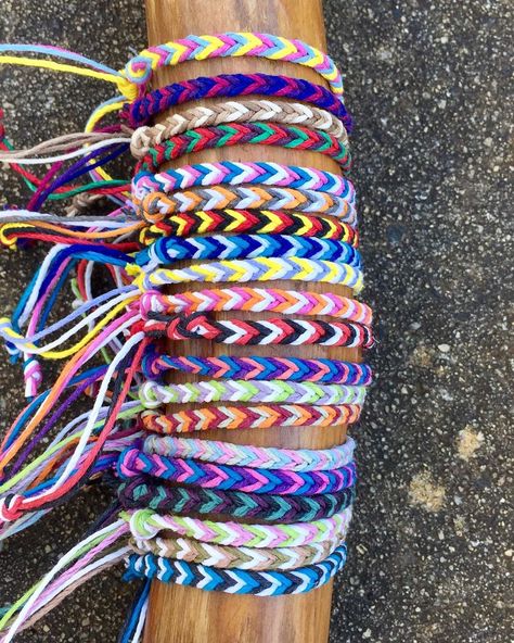 Fishtail Braid Bracelet, Diy Gelang, New Colour Combinations, Adjustable Friendship Bracelet, Fishtail Bracelet, Macrame Creations, Southern Jewelry, Ankle Bracelets Diy, Bracelets Tutorial