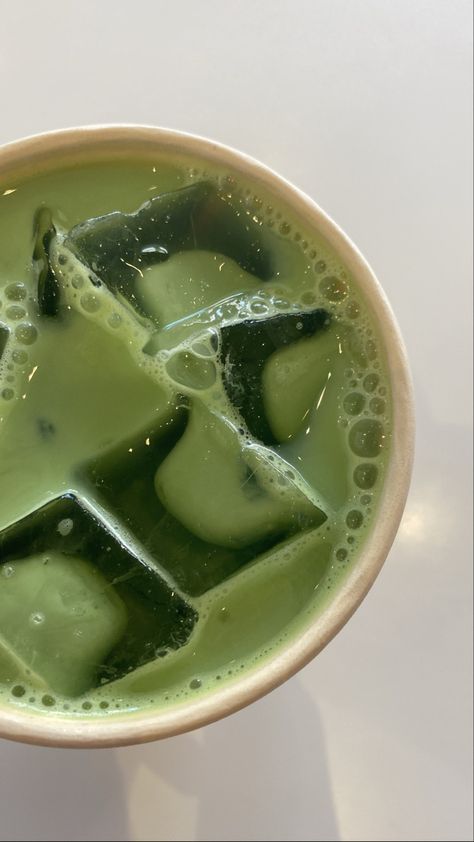 Morning Story, Matcha Girl, Verde Matcha, Ice Cream Recipes Machine, Matcha Lover, Matcha Aesthetic, Iced Matcha Latte, Matcha Drink, Hijau Mint