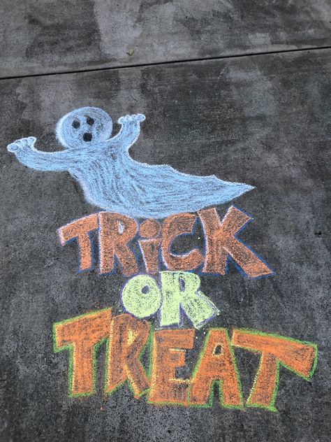 Pumpkin Sidewalk Chalk Art, Halloween Sidewalk Chalk Art Ideas Easy, Chalk Ideas Halloween, Fall Chalk Art Sidewalk, Chalk Fall Drawings, Halloween Chalk Drawings, Halloween Chalk Ideas, Halloween Sidewalk Chalk, Halloween Sidewalk Chalk Art