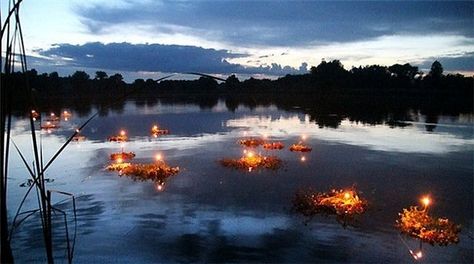 Одна из традиций летнего славянского праздника Ивана Купала. В Иванову ночь, незамужние девушки, пускали по воде венки с зажжёнными свечами. В разных областях этот обряд расценивался по-разному. Зачастую это считалось гаданием: если венок поплывёт будет счастье с любимым, утонет - не быть счастью/быть беде. На юге России считалось, что парень, которому приглянулась девушка, должен был достать венок и принести его владелице, что было своеобразным признанием в чувствах. Magic Island, Magic Aesthetic, Beltane, Historical Characters, Floating Candles, Summer Solstice, Night Aesthetic, Nature Wedding, Dark Forest