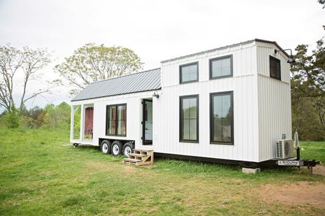 Tiny Farmhouse, Mobile Home Living, Building A Tiny House, Appartement Design, House Hunters, Family Of 4, Tiny House Movement, House With Porch, Tiny Houses For Sale