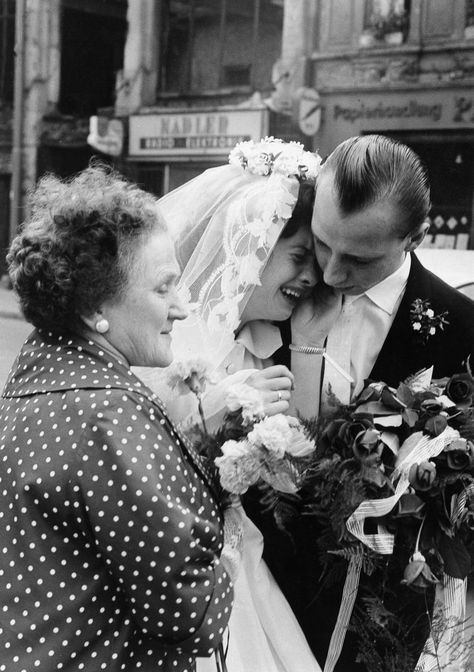 1930s Wedding, German City, The Berlin Wall, West Berlin, East Berlin, Vintage Wedding Photos, Beautiful Beach Wedding, Wedding Money, Berlin Wall