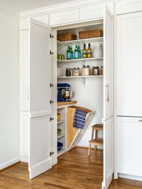 Small Built In Pantry Ideas, Hidden Small Pantry, Small Pantry Room Ideas, Hidden Door Pantry, Hidden Pantry Door In Kitchen, Hidden Pantry Doors, Small Pantry Door, Hidden Pantry Door, Narrow Pantry