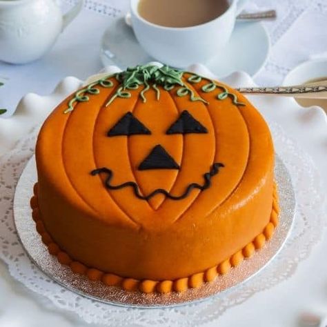 25 Halloween Cakes That Are Spooky Fun Halloween Chocolate Cake, Cake Decorating Halloween, Haloween Cakes, Halloween Cake Design, Cute Halloween Cakes, Scary Halloween Cakes, Halloween Cakes Easy, Halloween Cake Recipes, Spooky Halloween Cakes