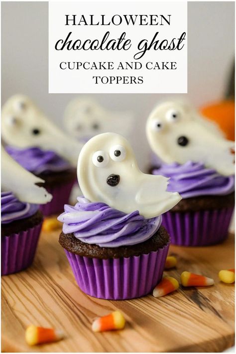 Looking for Halloween cupcake ideas? Look no further than these White Chocolate Ghost toppers for cupcakes and cakes. They are a great way to add a little spookiness to your Halloween treats. To find out how to make these White Chocolate Ghosts visit Sugar Maple Farmhouse. Ghost Cupcakes Cake, Chocolate Ghosts, Candy Corn Rice Krispie Treats, Postres Halloween, Bolo Halloween, Ghost Cupcakes, Halloween Food Treats, Halloween Baking, Halloween Chocolate