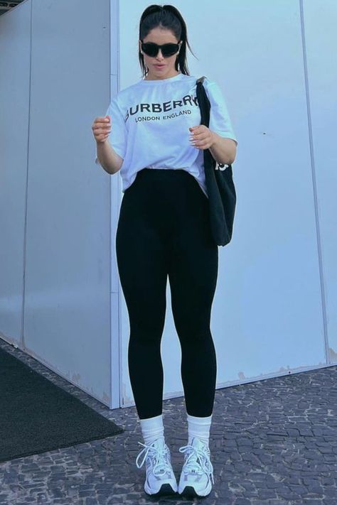 Look básico com legging preta e meia branca aparente Outfit Ideas Casuales, Graduation Fits, Work Conference, Outfits Leggins, Outfits Bonitos, Mode Des Leggings, Gymwear Outfits, Look Legging, Black Leggings Outfit