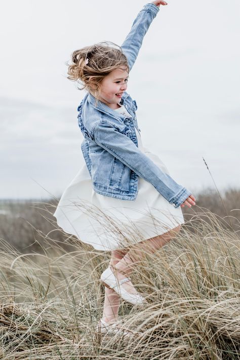 Communiefoto's meisje aan zee - communiefotografie - Kim dw photography Portrait Inspiration, Picture Perfect, First Birthdays, Birthday, Photography